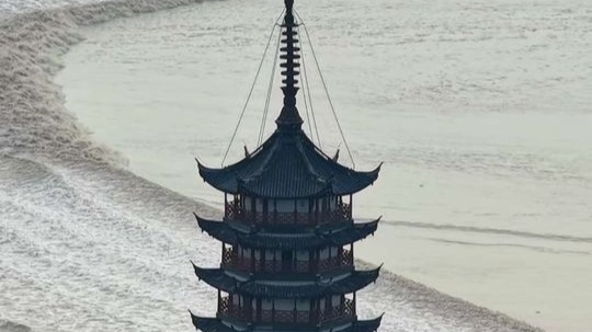 登上六和最上層，錢塘江畔嶺縱橫