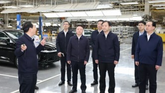 曹立军赴龙泉驿区宣讲党的二十届四中全会精神并调研汽车产业发展情况