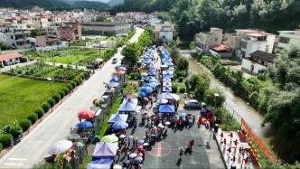 趕圩也是最I(lǐng)N的鄉(xiāng)村生活方式！廣寧這條村讓百年老圩“潮”出圈