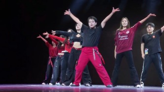 本以為是青銅，結果是王者！男生舞蹈演出氛圍感直接拉滿。同學：“看得出來他很熱愛舞蹈”