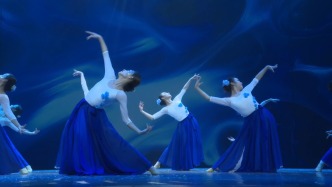 這一舞，把國風揉進了青春！這國風里的藍白，是年少夢里的山水詩意。