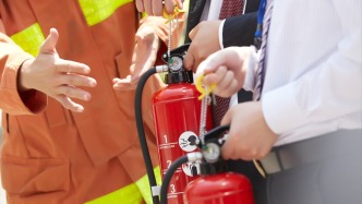 消防演練現場滅火器意外“啞火”，牽出偽劣消防產品產業(yè)鏈