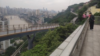 重慶：解鎖山城觀景新C位，鵝嶺懸空棧橋正式開放