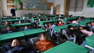 午休時(shí)間到！你是“趴睡型”還是“躺睡型” ？