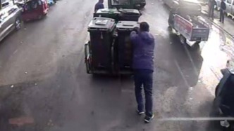 电动三轮车早市路口抛锚 驾驶员帮助推车彰显担当