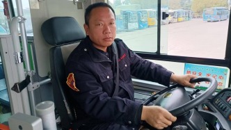 老人骑车不慎摔倒 驾驶员及时暖心救助