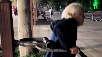 老年人的生活多姿多彩，快樂和幸福伴隨著他們