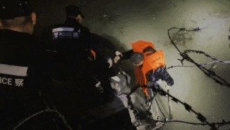 凌晨1點，他扎進(jìn)冰冷河水救人！