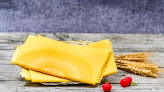 思念的淚水從嘴里流了出來！辭家千里又千里，思魯幾春復(fù)幾春……