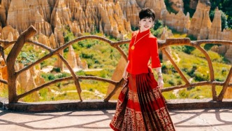 浪巴鋪土林旅拍！紅色裙子直接美到心巴上。