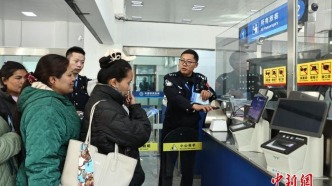 外國人入境卡在線填報新政在西藏樟木口岸落地 “指尖”操作讓通關(guān)更順暢