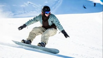 聽說在安圖滑雪，摔跤是種享受？這粉雪絕了，滑一次就上癮！