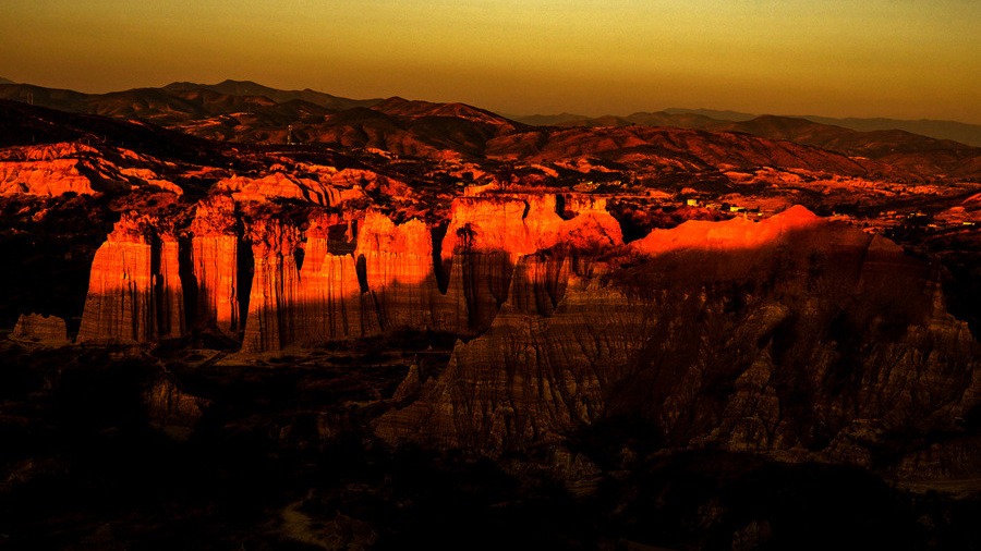 又到元謀浪巴鋪土林“日照金山”觀賞季！