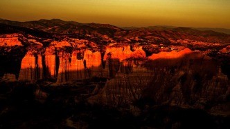 又到元謀浪巴鋪土林“日照金山”觀賞季！