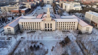 雪落蘭大，航拍定格校園冬日新視角。