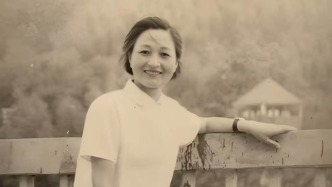 她把所有的愛(ài)給了小朋友，我找到了分別四十多年的幼兒園老師