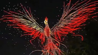 夜晚的美丽轮廓，无人机灯光秀彩排点亮了夜空