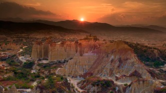 云南超驚艷的“日照金山”，元謀浪巴鋪土林