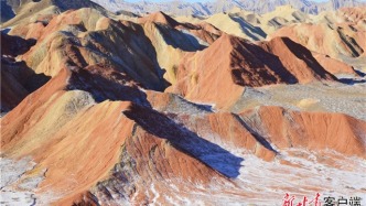 雪浴丹霞綻新顏