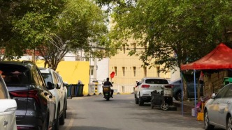 烏魯木齊的勞動街，是由小炒、燒烤和夏夜晚風(fēng)組成的