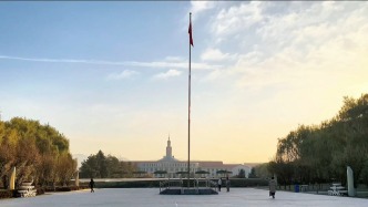 秦玲堂里的階梯教室、紫芝苑里的牛肉面、宿舍陽(yáng)臺(tái)眺望著的萃英山落日……這些都是我的蘭大初體驗(yàn)。
