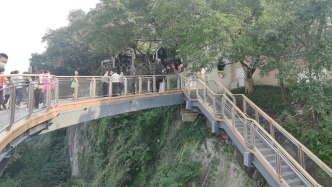 打卡重慶半山崖線(xiàn)鵝嶺棧橋，欣賞獨(dú)特山水美景