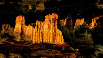 航拍元謀浪巴鋪土林日照金山，飛的太爽了