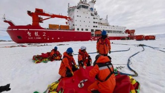 海冰运输+直升机吊挂 中国第42次南极考察中山站“卸货模式”开启