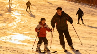 第一批骂雪假最凶的家长，却偷偷把滑雪课抢爆了
