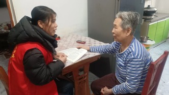 河东办滨河社区新时代文明实践站开展“‘读’处时光，温暖相伴”上门诵读志愿服务活动