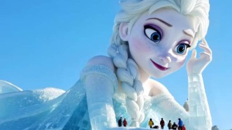 我们在冰天雪地里，打雪仗、推雪人，美极了