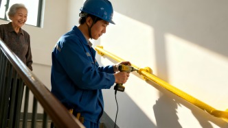 为老人安个扶手，有多难？