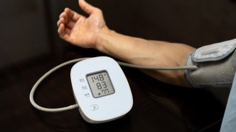 眼肌型重癥肌無(wú)力患者血壓升高？竟是激素副作用在“作祟”？這3個(gè)關(guān)鍵特征幫你判斷，別盲目停藥！