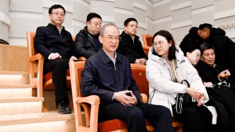 黃強(qiáng)在長(zhǎng)春豐樂(lè)劇場(chǎng)舊址調(diào)研