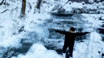 時逢大雪，安圖約你圍爐賞雪