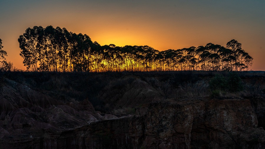 在浪巴鋪土林追日照金山，遇到了絕美日落