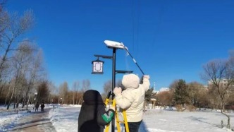 光宇街道宇安社区：清理花园路灯积雪 保障居民出行安全