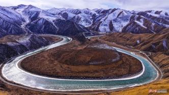 “天下黃河第一彎”現(xiàn)冰凌奇觀 冬日瑪曲有你沒見過的壯麗風(fēng)景