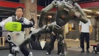 何小鹏刘强东看好的男人，被自家机器人踹翻