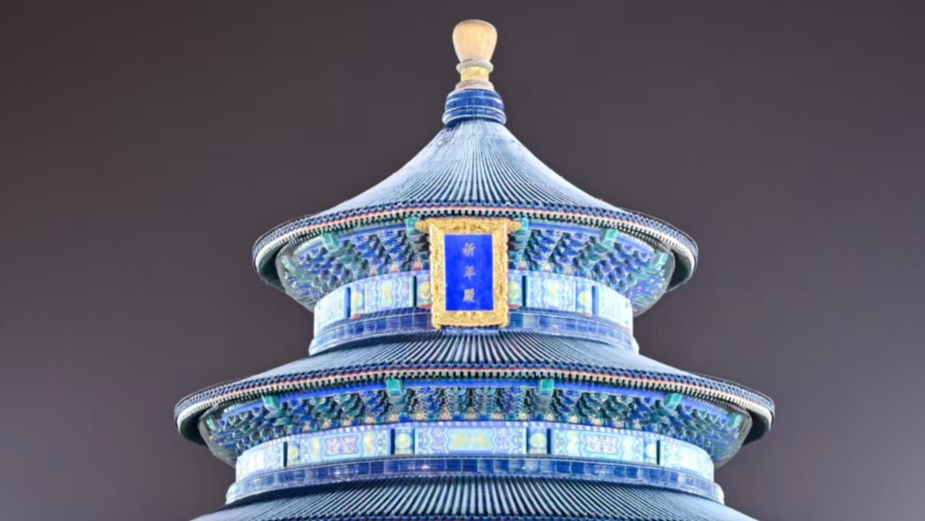 天壇穿上雪白的衣服，檐角冰棱綰流年，六百年帝王詩篇在雪絮中無聲翻頁