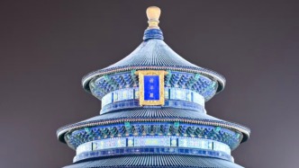 天壇穿上雪白的衣服，檐角冰棱綰流年，六百年帝王詩篇在雪絮中無聲翻頁