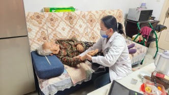 “聯(lián)建送暖 醫(yī)路守護”——河東路街道濱河社區(qū)攜手社區(qū)醫(yī)院開展上門義診活動