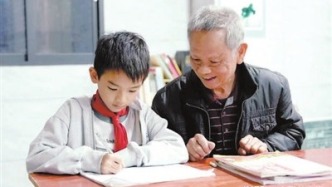 廣西博白縣退休教師李其旭堅守教育五十余載——銀發(fā)映初心 余暉照童顏