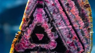 礦石是宇宙的心跳 | 而人類只能用一生傾聽