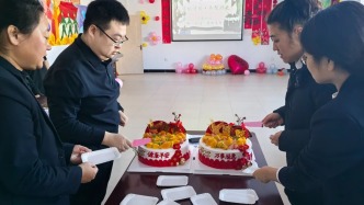 河東路街道興盛社區(qū)黨委聯(lián)合興安區(qū)民政局共同開展“桑榆情長 共聚韶光”離退休黨員集體生日會活動