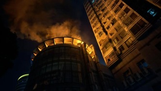 餐館深夜突發(fā)火災(zāi)！“煙柱”直沖夜空