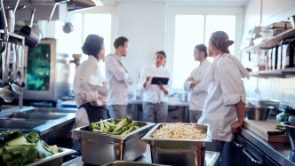 專業(yè)揭秘：讓食堂管理從“差不多”到“零事故”的10個(gè)硬核標(biāo)準(zhǔn)