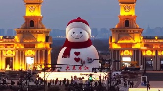 雪花落在雪人身上，雪人像一個會呼吸的白色精靈，靜靜享受著冬日的寧靜