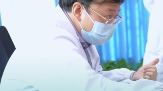 束带宝宝手指全缠绕在一起，听到能恢复八成妈妈喜极而泣