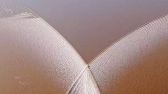 錢塘江大潮，兩股銀龍撞碎萬頃碧波， 抖落一身碎玉，化作梁祝翩躚的模樣， 一瞬相逢，驚艷了山海春秋